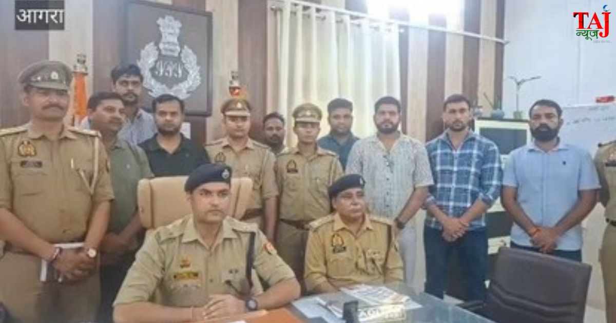 आगरा के मलपुरा में ट्रक केबिन से बरामद गांजे के साथ पकड़े गए तस्करों की पुलिस कार्रवाई