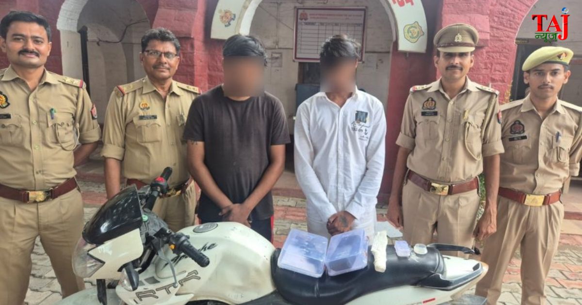 आगरा की खेरागढ़ पुलिस द्वारा गिरफ्तार किए गए दो शातिर ठग और बरामद कुंडल व ₹500 के नोटों का बंडल