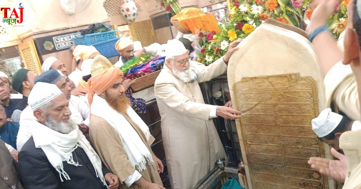 आगरा में हज़रत सैय्यदना शाह अमीर अबुल उला (रह.) के 387वें उर्स पर चादरपोशी और दुआ