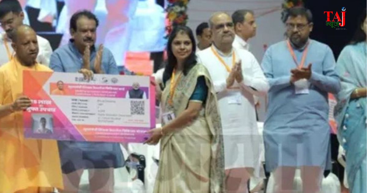 आगरा में मुख्यमंत्री शिक्षक कैशलेस योजना का शुभारंभ करते मुख्यमंत्री योगी आदित्यनाथ