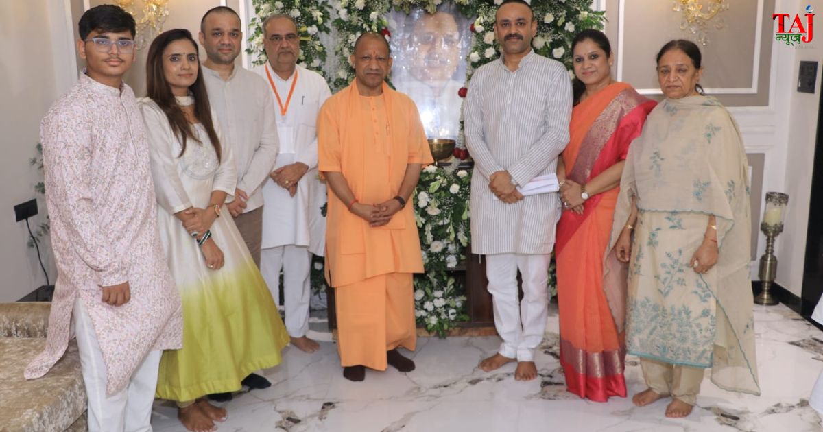 मुख्यमंत्री योगी आदित्यनाथ आगरा में भानु महाजन के आवास पर दिवंगत अनिल महाजन को श्रद्धांजलि अर्पित करते हुए