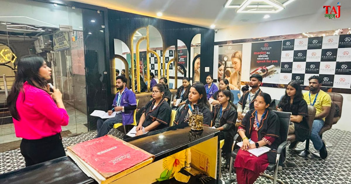 फैशन सैलून अकादमी आगरा में पर्सनैलिटी डेवलपमेंट कार्यशाला में भाग लेते छात्र एवं निदेशक शिशिर श्रीवास्तव