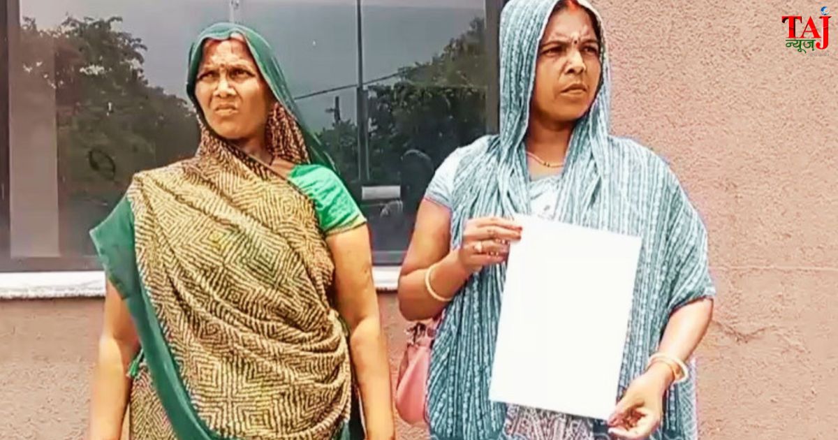 आजमगढ़ के लालगंज तहसील के अंतर्गत भू-माफियाई कब्जे की शिकायत लेकर मंडलायुक्त कार्यालय पहुंची ग्रामीण महिलाओं का विजुअल प्रशासनिक समूह