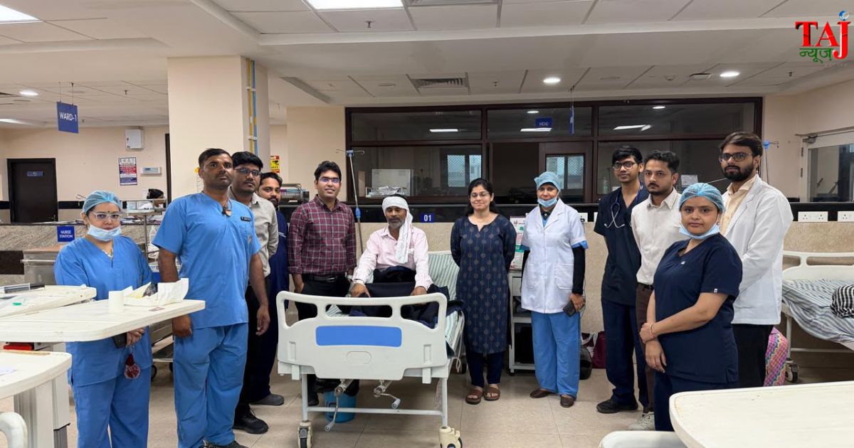 आगरा एस.एन. मेडिकल कॉलेज में 9 किलो का ट्यूमर निकालने वाली डॉक्टरों की टीम और मेडिकल स्टाफ