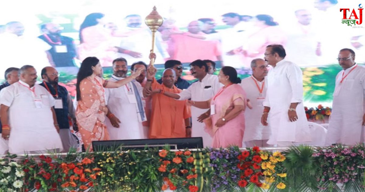 आगरा में 53 विकास परियोजनाओं का शिलान्यास एवं जनसभा को संबोधित करते मुख्यमंत्री योगी आदित्यनाथ