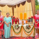 डॉ. वीरेंद्र स्वरूप मेमोरियल अंतरविद्यालयीय बास्केटबॉल चैंपियनशिप संपन्न, जॉन मिल्टन और डीपीएस ने जीते खिताब रागेंद्र स्वरूप पब्लिक स्कूल आगरा में बास्केटबॉल चैंपियनशिप की विजेता एवं उपविजेता टीमों को ट्रॉफी प्रदान करते आयोजक