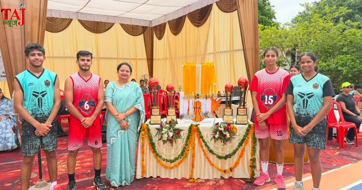 रागेंद्र स्वरूप पब्लिक स्कूल आगरा में बास्केटबॉल चैंपियनशिप की विजेता एवं उपविजेता टीमों को ट्रॉफी प्रदान करते आयोजक