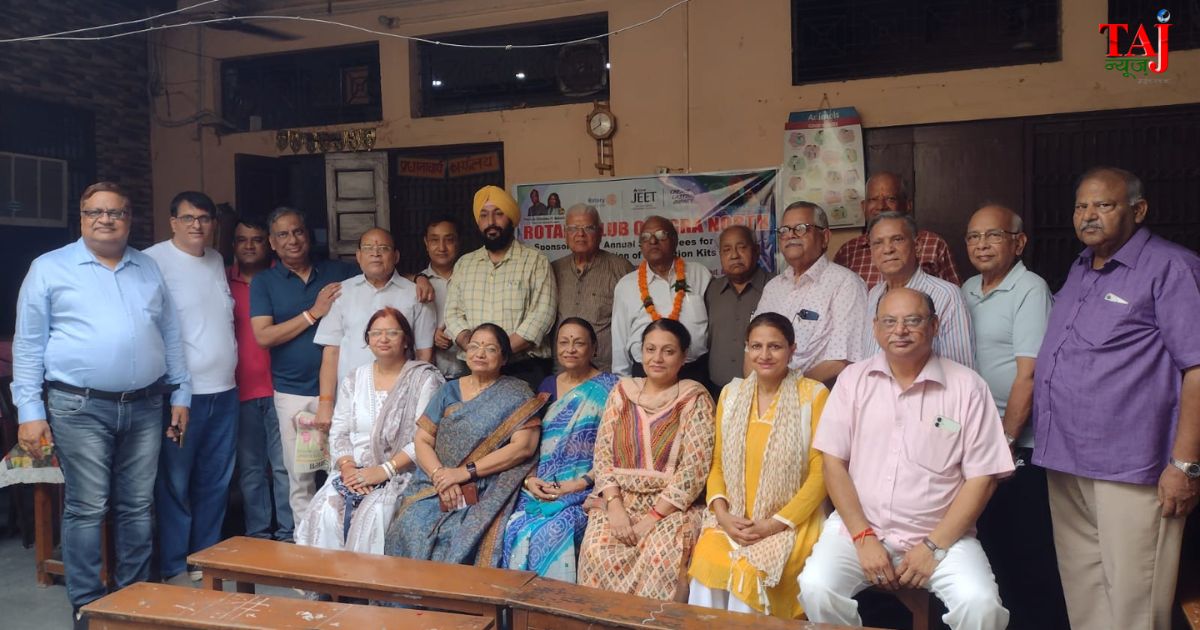 रोटरी क्लब आगरा नार्थ द्वारा के. मेमोरियल स्कूल की छात्राओं को एजुकेशन किट और फीस सहायता वितरित करते सदस्य