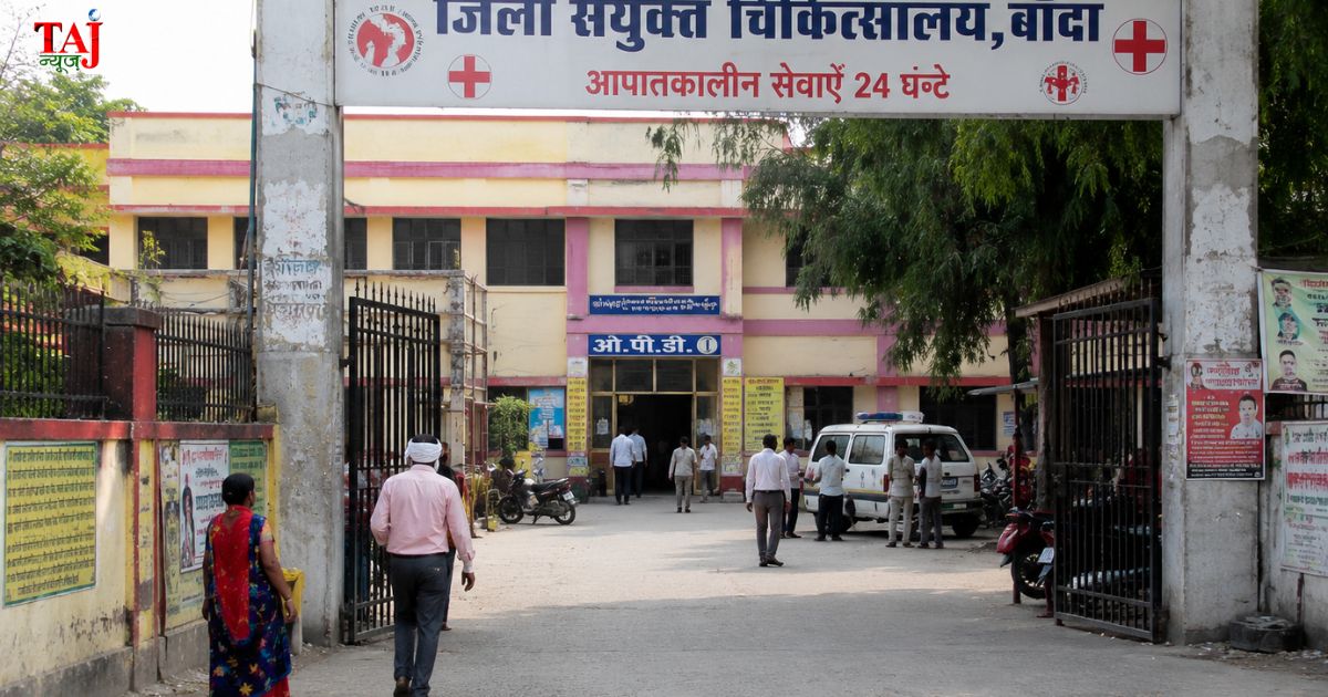 गोंडा में 7 वर्षीय बेटे के हमले में घायल दिव्यांग पिता को अस्पताल ले जाती पुलिस व ग्रामीण