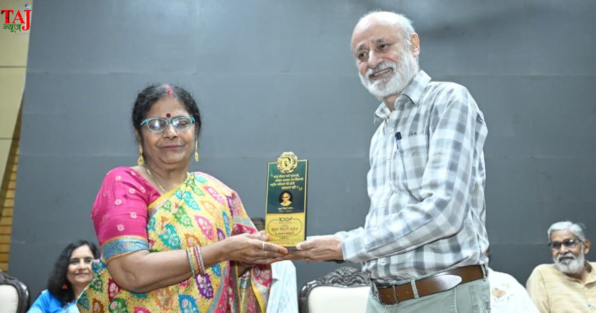 ग्वालियर में जनकवि मुकुट बिहारी सरोज स्मृति सम्मान से प्रख्यात कवि गौहर रज़ा को सम्मानित करते अतिथि