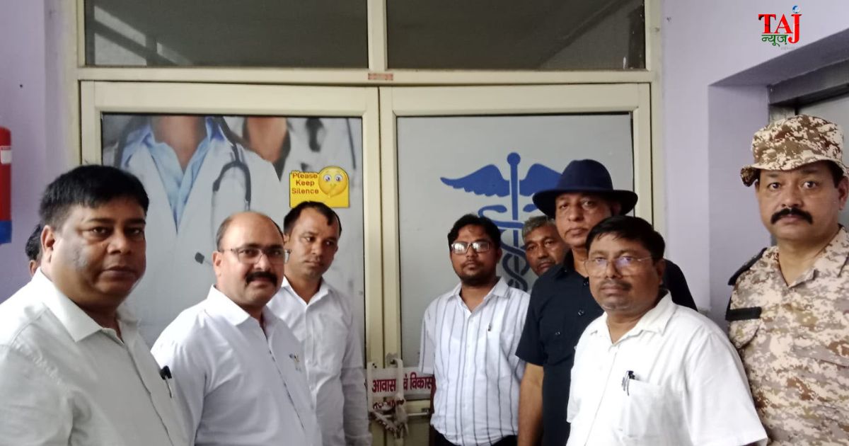 आगरा में सुल्तानगंज की पुलिया के पास हेल्पिंग इंडिया ट्रॉमा सेंटर को सील करते आवास विकास परिषद और स्वास्थ्य विभाग के अधिकारी