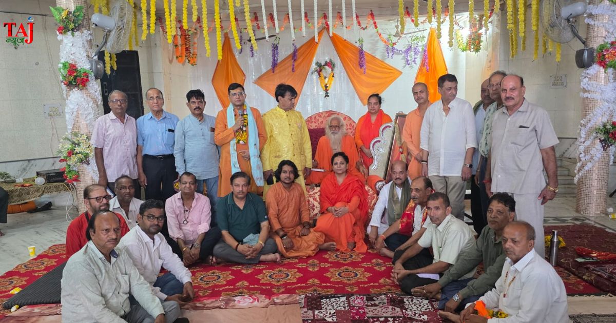 वृंदावन शक्ति साधना धाम आश्रम में महामंडलेश्वर स्वामि चित्प्रकाशानंद गिरी जी महाराज का गुरु पूर्णिमा पूजन