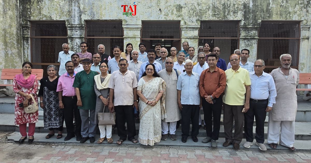 नागरी प्रचारिणी सभा आगरा में मुंशी प्रेमचंद जयंती पर आयोजित संगोष्ठी में उपस्थित वक्ता एवं साहित्यकार
