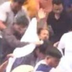 जंतर-मंतर पर भारी हंगामा: 20 दिन से अनशन पर बैठे सोनम वांगचुक को पुलिस ने जबरन अस्पताल में कराया भर्ती, छात्रों पर लाठीचार्ज का आरोप दिल्ली के जंतर-मंतर पर पिछले 20 दिनों से भूख हड़ताल पर बैठे सामाजिक कार्यकर्ता सोनम वांगचुक को जबरन हटाती दिल्ली पुलिस टीम का विजुअल दृश्य