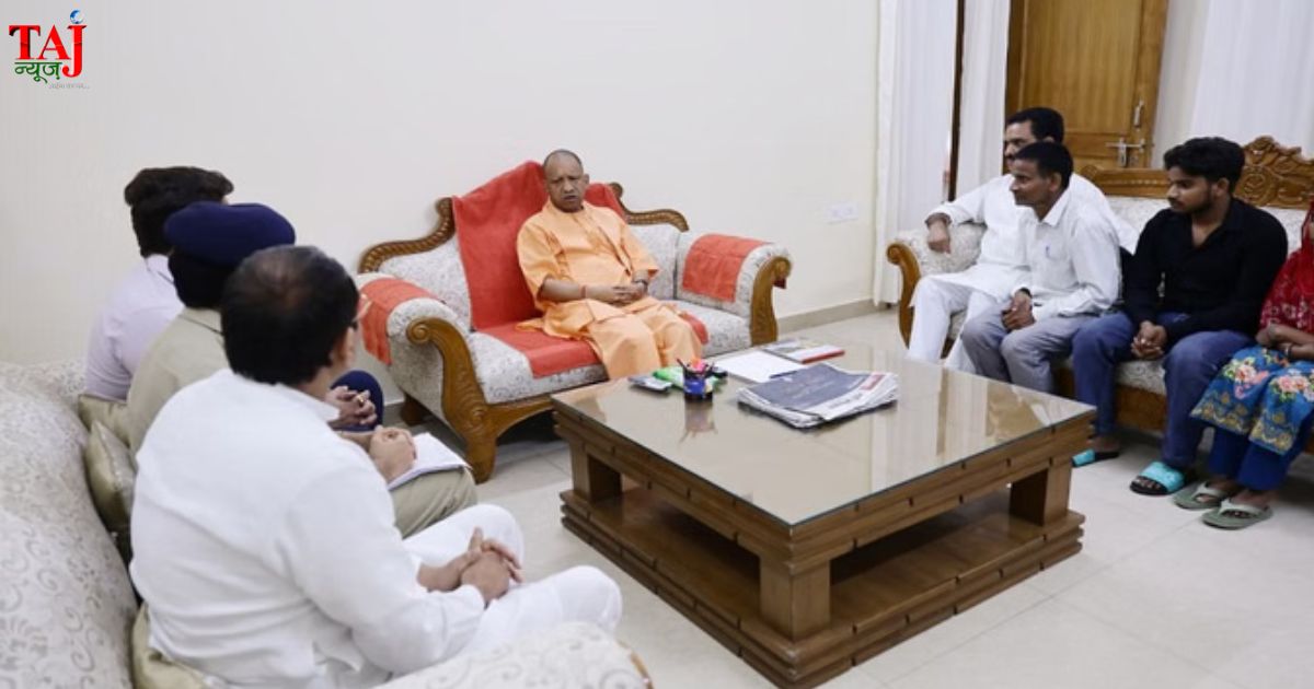 गाजियाबाद के पीडब्ल्यूडी गेस्ट हाउस में मेरठ छात्रा हत्याकांड के पीड़ित दलित परिजनों से संवाद करते मुख्यमंत्री योगी आदित्यनाथ