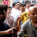 जंतर-मंतर पर हाई-वोल्टेज ड्रामा: अनशन पर बैठे अभिजीत दीपके पर महिला ने फेंकी स्याही, वांगचुक के बाद आंदोलन की कमान संभालते ही भारी बवाल नई दिल्ली के जंतर-मंतर पर भूख हड़ताल पर बैठे युवा नेता अभिजीत दीपके पर स्याही फेंकने के बाद मचे हंगामे का विजुअल दृश्य