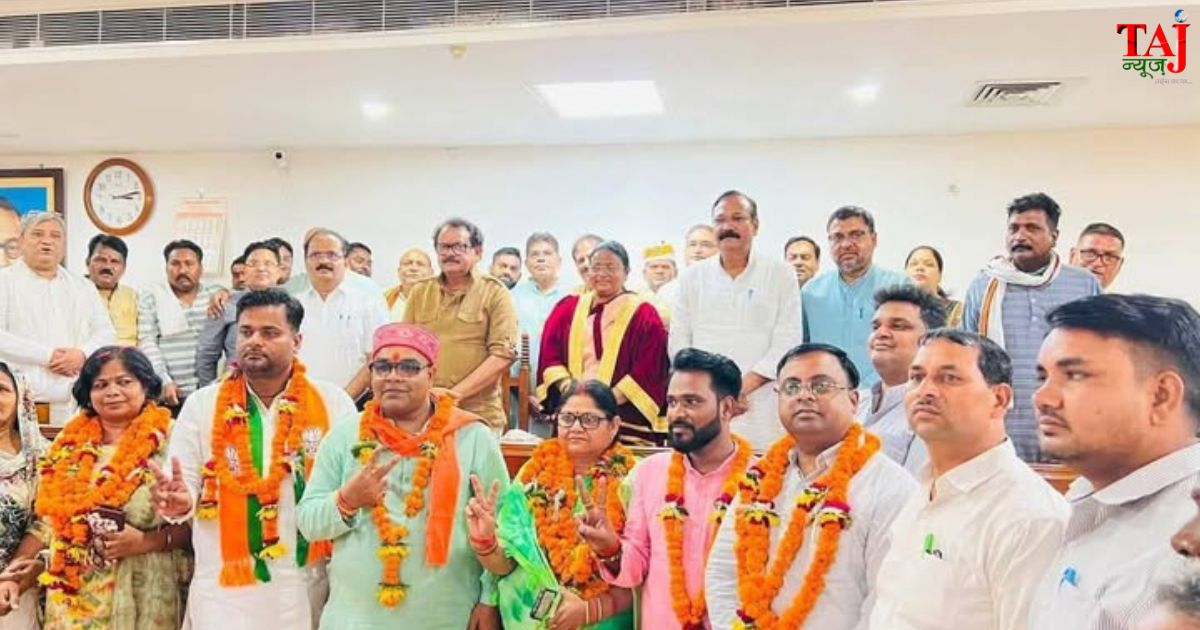 आगरा नगर निगम सदन के भीतर कार्यकारिणी समिति चुनाव के दौरान उपस्थित केंद्रीय राज्य मंत्री प्रो. एसपी सिंह बघेल और महापौर हेमलता दिवाकर का विजुअल दृश्य