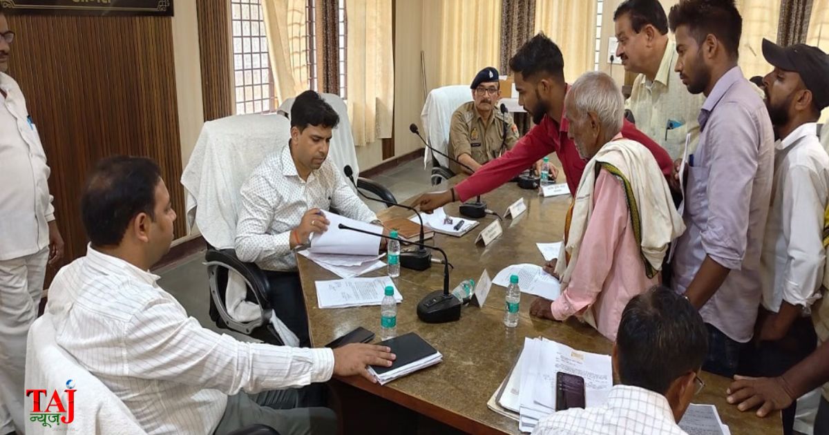 आगरा के फतेहाबाद तहसील में सम्पूर्ण समाधान दिवस के दौरान तहसीलदार के समक्ष जीवित होने की गुहार लगाते वृद्ध परसादी