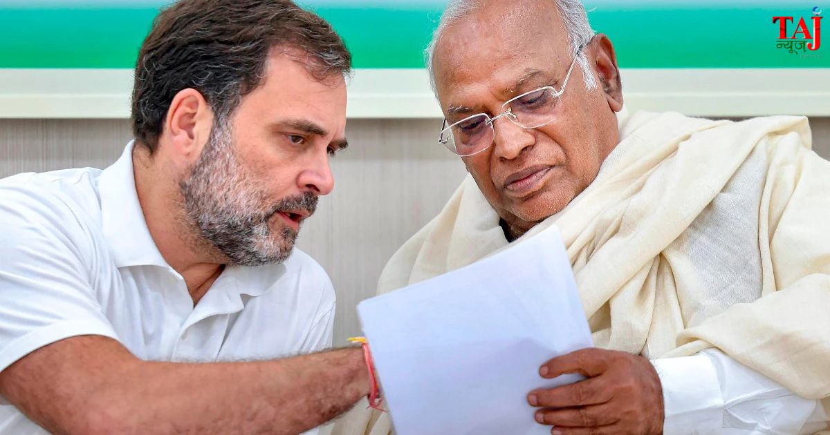 प्रधानमंत्री नरेंद्र मोदी को राम मंदिर ट्रस्ट घोटाले को लेकर साझा मांग पत्र सौंपते मल्लिकार्जुन खरगे और राहुल गांधी