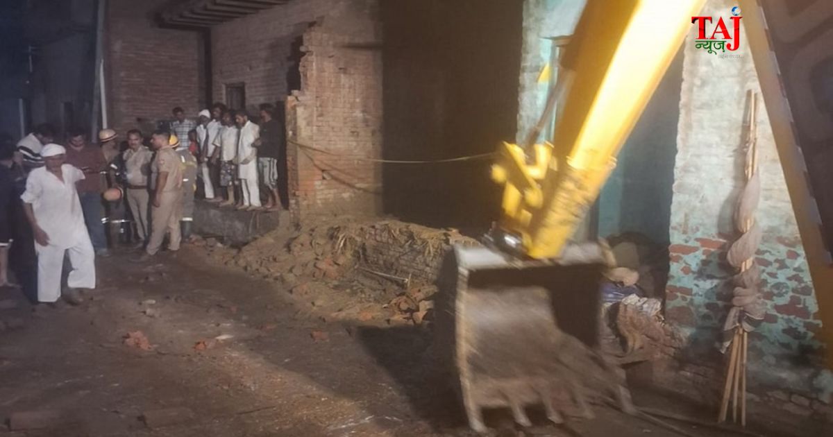 मुजफ्फरनगर के बुढ़ाना तहसील अंतर्गत हबीबपुर सीकरी में मलबे को जेसीबी मशीन द्वारा हटाती हुई पुलिस और ग्रामीणों की संयुक्त टीम का विजुअल प्रशासनिक रेस्क्यू दृश्य