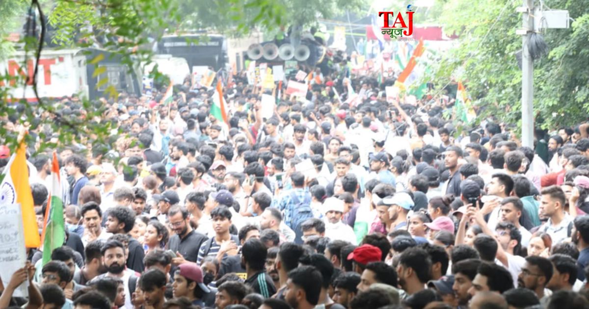 नई दिल्ली के जंतर-मंतर पर संसद मार्च के दौरान प्रदर्शनकारियों पर दागे गए आंसू गैस के गोलों से मची अफरा-तफरी
