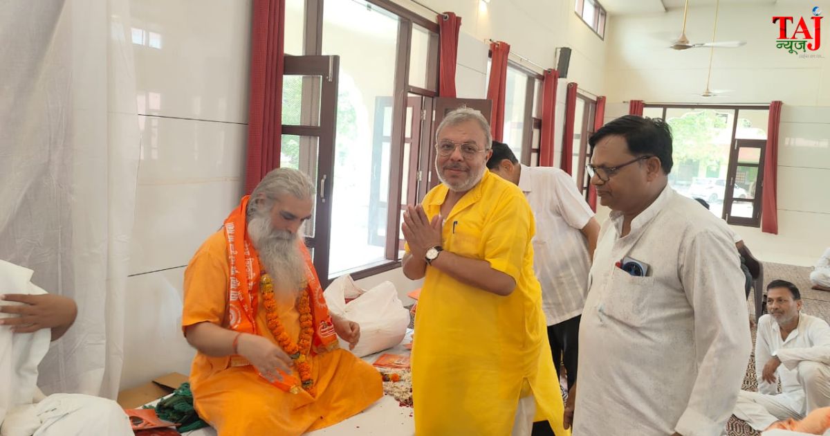 सवाई एत्मादपुर के सिद्ध गुफा धाम में आयोजित वैदिक यज्ञ और वेदप्रचार सत्संग सभा में आहुति देते श्रद्धालु