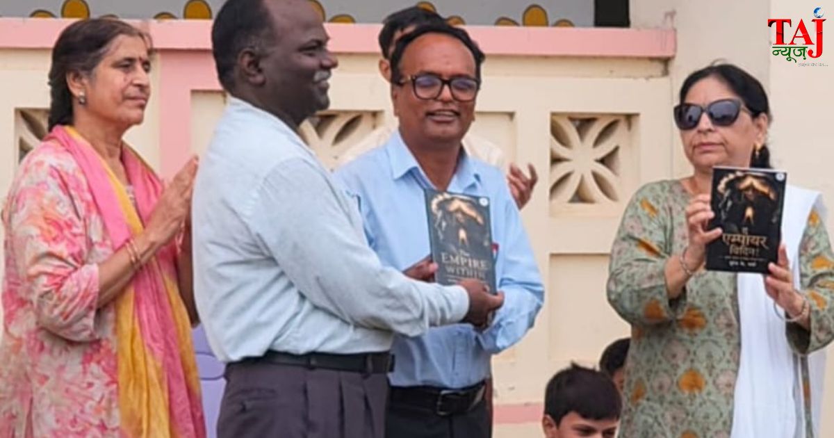 अटल आवासीय विद्यालय आगरा की सुबह की प्रार्थना सभा में शिक्षक सुरेश के. शर्मा की पुस्तक द एम्पायर विदिन का विमोचन करतीं प्राचार्या सुनीता वशिष्ठ