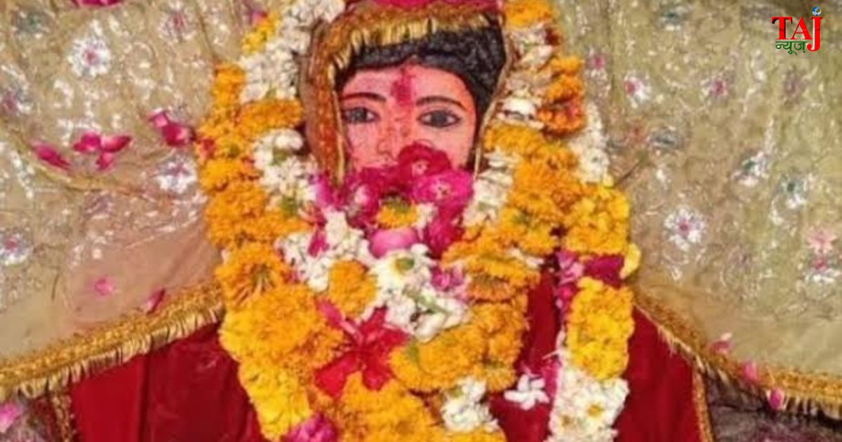 आगरा के खंदारी स्थित शीतला माता मंदिर मेले में पूजा-अर्चना के लिए उमड़ी श्रद्धालुओं की भीड़