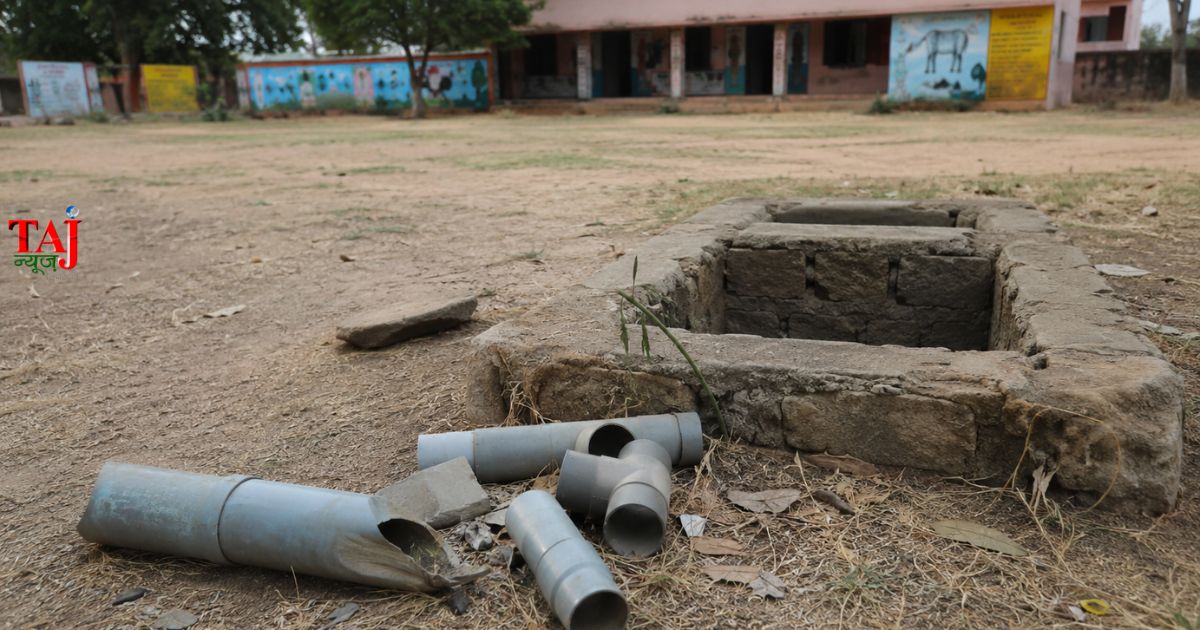 आगरा के सरकारी स्कूल में टूटी वाटर हार्वेस्टिंग पाइप और बदहाल बारिश के पानी का पिट दिखाता स्टाफ