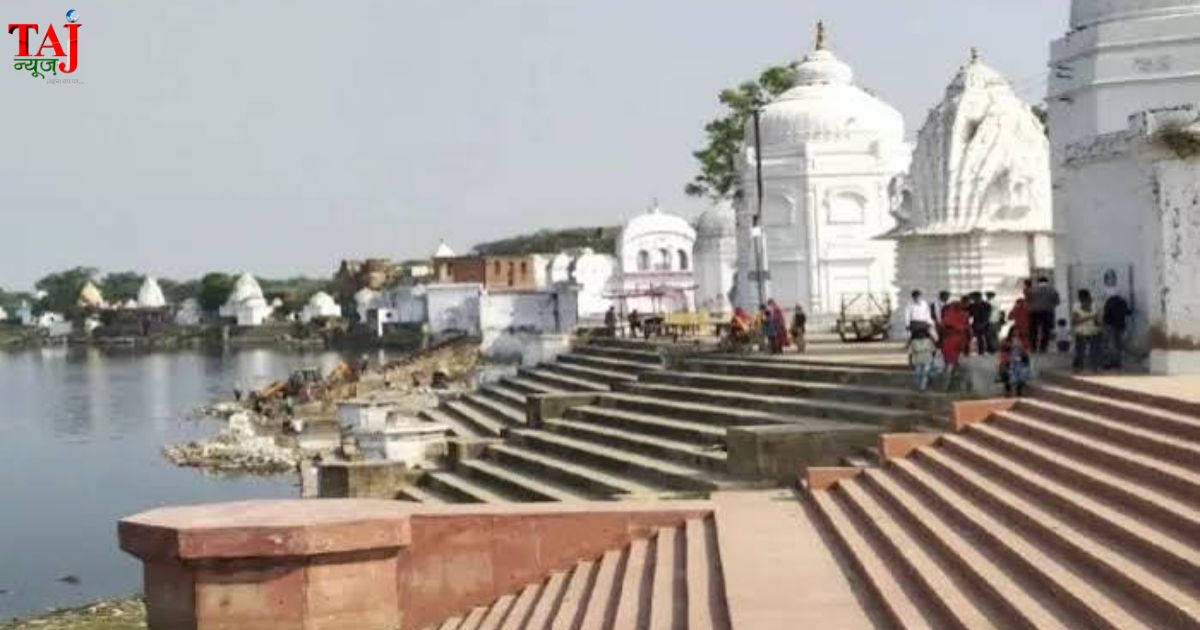 सर्किट हाउस आगरा में पर्यटन मंत्री जयवीर सिंह की अध्यक्षता में विकास कार्यों की समीक्षा बैठक