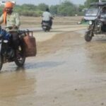 सीएम ग्रिड योजना: कीचड़ और दलदल में फिसल रहे लोग, सड़कों पर बिखरी मिट्टी बनी मुसीबत आगरा में सीएम ग्रिड योजना के तहत खोदी गई सड़क पर बारिश के बाद फैला कीचड़ और दलदल