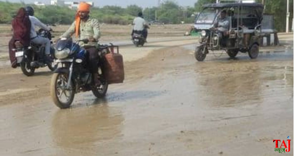 आगरा में सीएम ग्रिड योजना के तहत खोदी गई सड़क पर बारिश के बाद फैला कीचड़ और दलदल