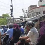 ताजनगरी में झमाझम बारिश और मेट्रो कार्य से यातायात व्यवस्था ध्वस्त: एमजी रोड पर लगा भीषण जाम, 5 किमी का सफर तय करने में लगे डेढ़ घंटे आगरा में एमजी रोड और भगवान टॉकीज चौराहे पर जलभराव व बारिश के कारण लगे भीषण ट्रैफिक जाम का दृश्य