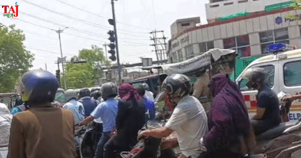आगरा में एमजी रोड और भगवान टॉकीज चौराहे पर जलभराव व बारिश के कारण लगे भीषण ट्रैफिक जाम का दृश्य