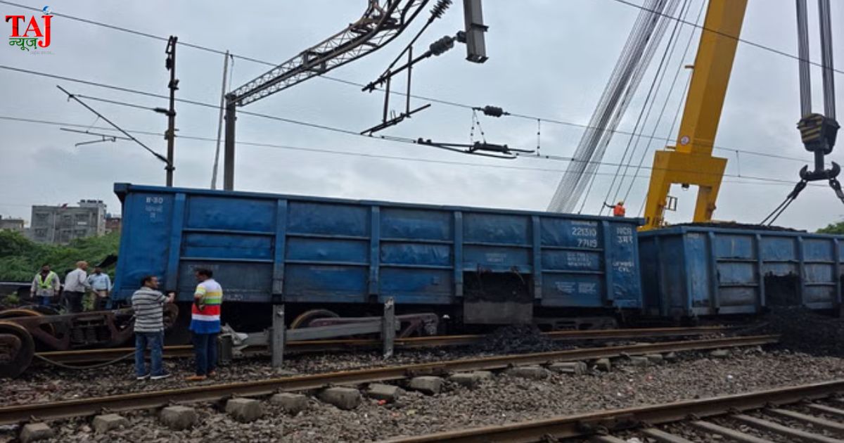 साहिबाबाद रेलवे स्टेशन के पास मालगाड़ी के छह डिब्बे पटरी से उतरने और रेल यातायात बाधित होने का दृश्य