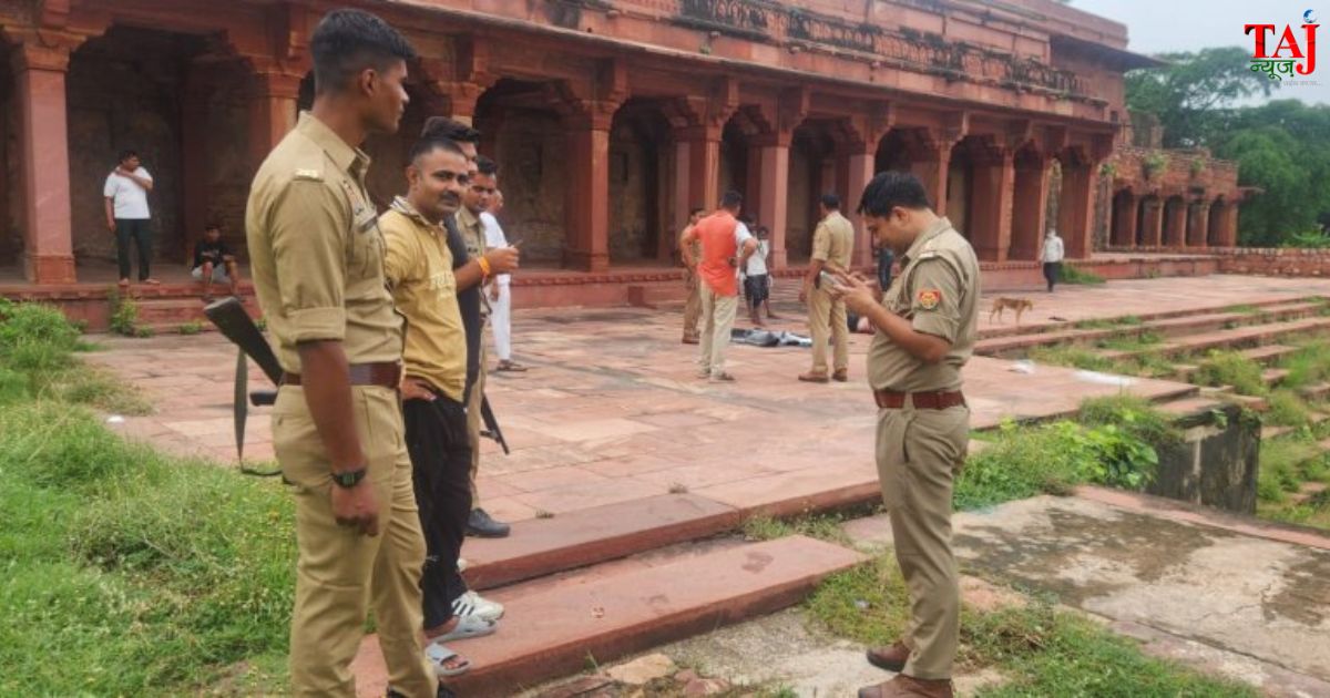 फतेहपुर सीकरी में नगीना मस्जिद के पास स्थित प्राचीन तालाब से अज्ञात युवक का शव बाहर निकालती पुलिस