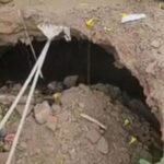 आगरा के कालिंदी विहार में सीवर लीकेज के कारण मुख्य सड़क का धंसा हुआ हिस्सा