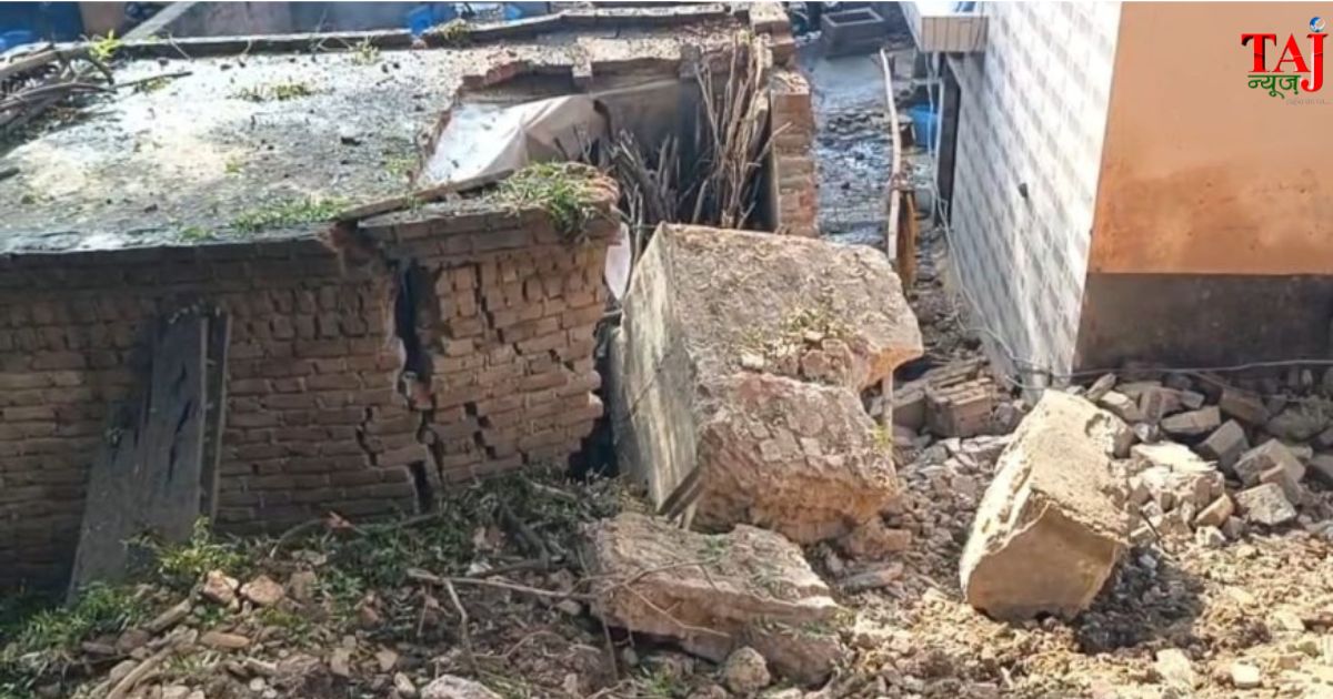 आगरा जनपद के पिनाहट में बारिश के कारण ढही प्राचीन किले की दीवार का मलबा और क्षतिग्रस्त हुआ मकान