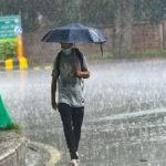 यूपी में मानसून का रौद्र रूप: नोएडा से वाराणसी तक भारी बारिश का अलर्ट, 50 किमी की रफ्तार से चलेंगी हवाएं उत्तर प्रदेश में मानसून के भारी अलर्ट के बीच काले मानसूनी बादलों से घिरे आसमान और तेज बारिश का विहंगम दृश्य