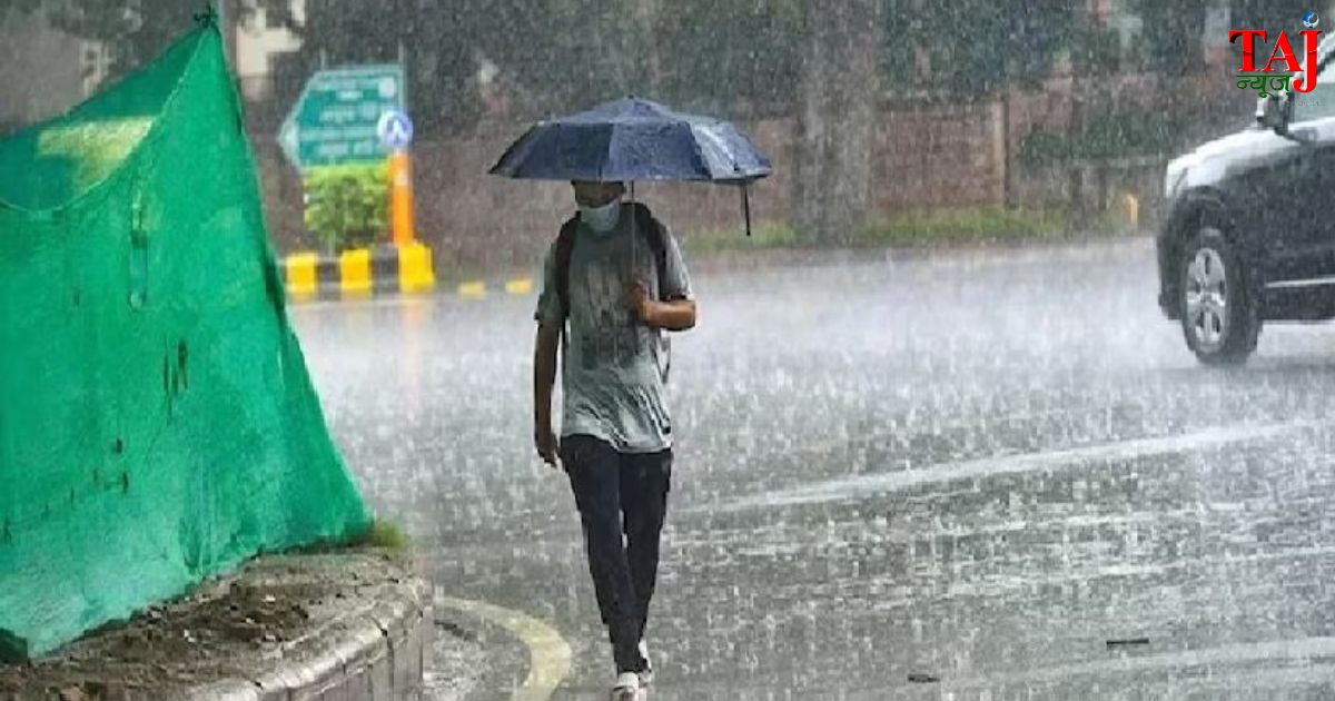 उत्तर प्रदेश में मानसून के भारी अलर्ट के बीच काले मानसूनी बादलों से घिरे आसमान और तेज बारिश का विहंगम दृश्य