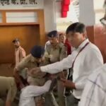 आगरा कैंट रेलवे स्टेशन के प्लेटफॉर्म नंबर एक पर रेल अधिकारी नरेंद्र सिंह चाहर के साथ अभद्रता और मारपीट करते निलंबित आरपीएफ सुरक्षाकर्मियों का विजुअल दृश्य