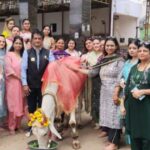 गौ सेवा से लायंस क्लब फ्लेमिंगो के नए सत्र की शुरुआत: अतिथिवन गौशाला में लगाया छप्पन भोग, समाज सेवा का लिया संकल्प Lions Club Flamingo Agra members performing rituals and offering Chappan Bhog to cows at Atithivan Gaushala to start their new session