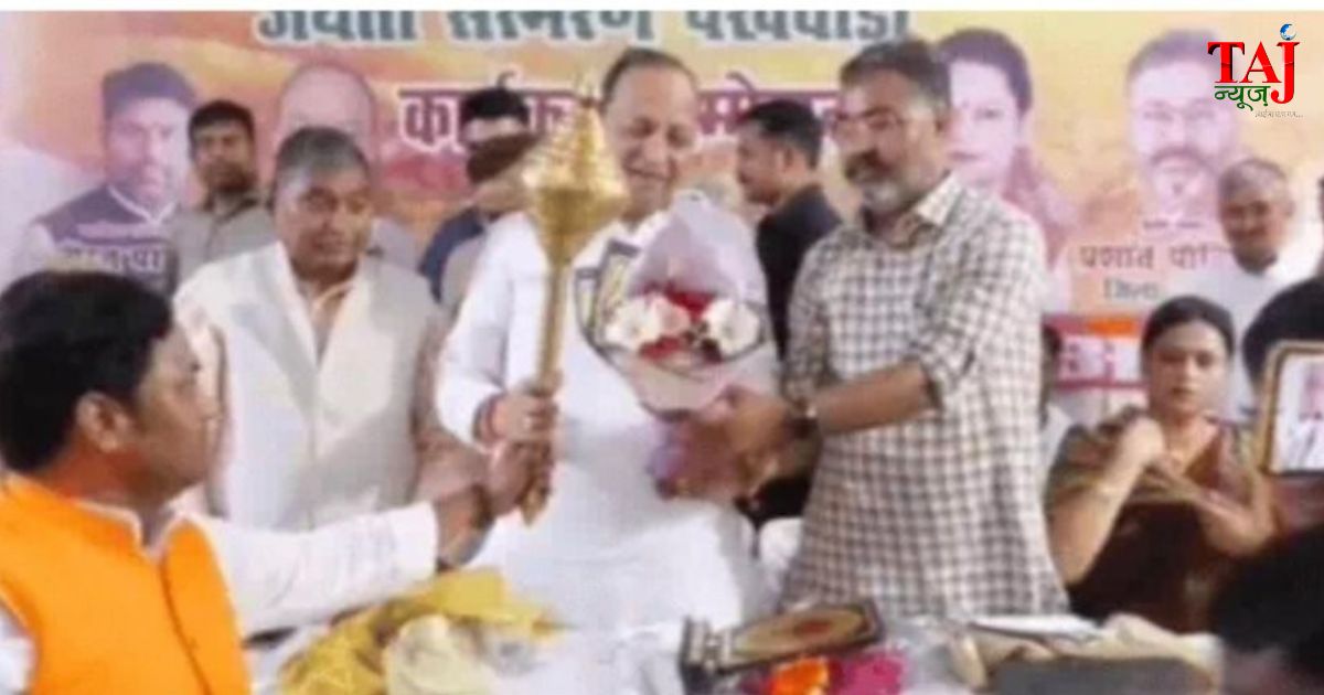 BJP National General Secretary Dr Arun Singh addressing the district political conference at Mahajan Bhavan in Agra