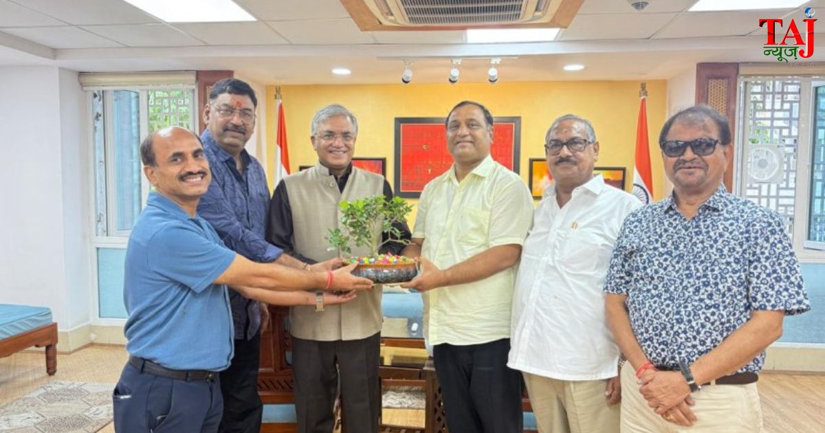 Agra National Chamber of Commerce delegation meeting Chief Election Commissioner Gyanesh Kumar in New Delhi to invite him for foundation day