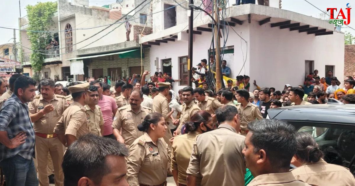 आगरा के यमुनापार भगवती बाग में बीसी संचालक की संदिग्ध मौत के बाद आरोपी उदय अग्रवाल के मकान पर पथराव करती उग्र भीड़ का विजुअल दृश्य