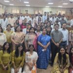 एसएन मेडिकल कॉलेज में राष्ट्रीय डॉक्टर्स डे की मखमली शाम: एमबीबीएस छात्रों की सांस्कृतिक प्रस्तुतियों ने मोहा मन, संस्थान के तीन 'बीसी रॉय' पुरस्कार विजेताओं का गौरवशाली इतिहास याद कर भावी डॉक्टरों को दी प्रेरणा MBBS medical students presenting dynamic cultural dance on stage during National Doctors Day event at Sarojini Naidu Medical College SNMC Agra