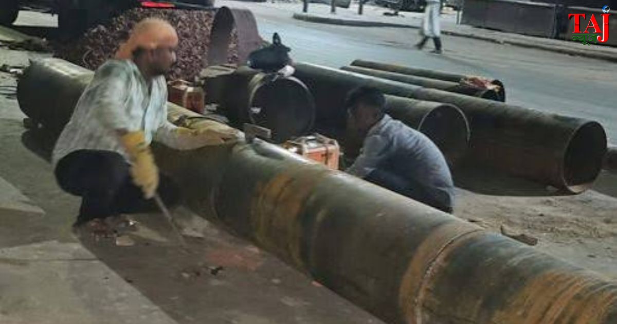 आगरा के बिजलीघर चौराहे पर जलकल विभाग द्वारा मुख्य पानी की पाइपलाइन शिफ्टिंग कार्य