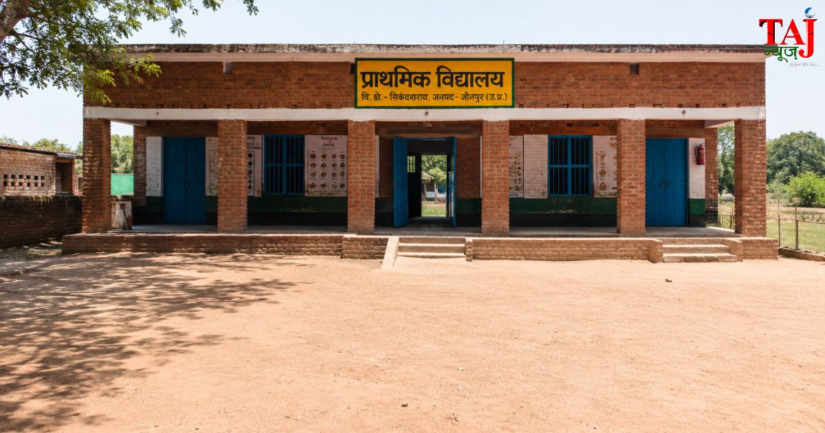 आगरा के एक जर्जर प्राथमिक विद्यालय के बरामदे में बैठकर पढ़ाई करते हुए मासूम बच्चों