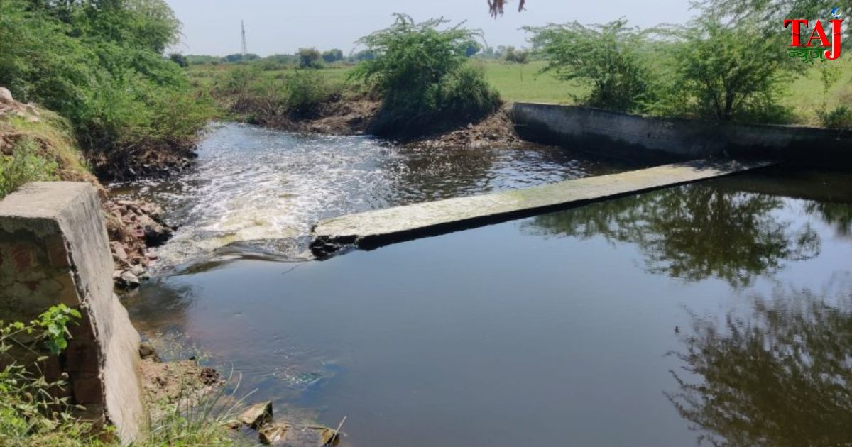 फतेहपुर सीकरी के समीप गंभीर नाले पर बिना गेट के बने ऊंचे कंक्रीट चेक डैम के कारण खेतों में भरे पानी की फाइल फोटो