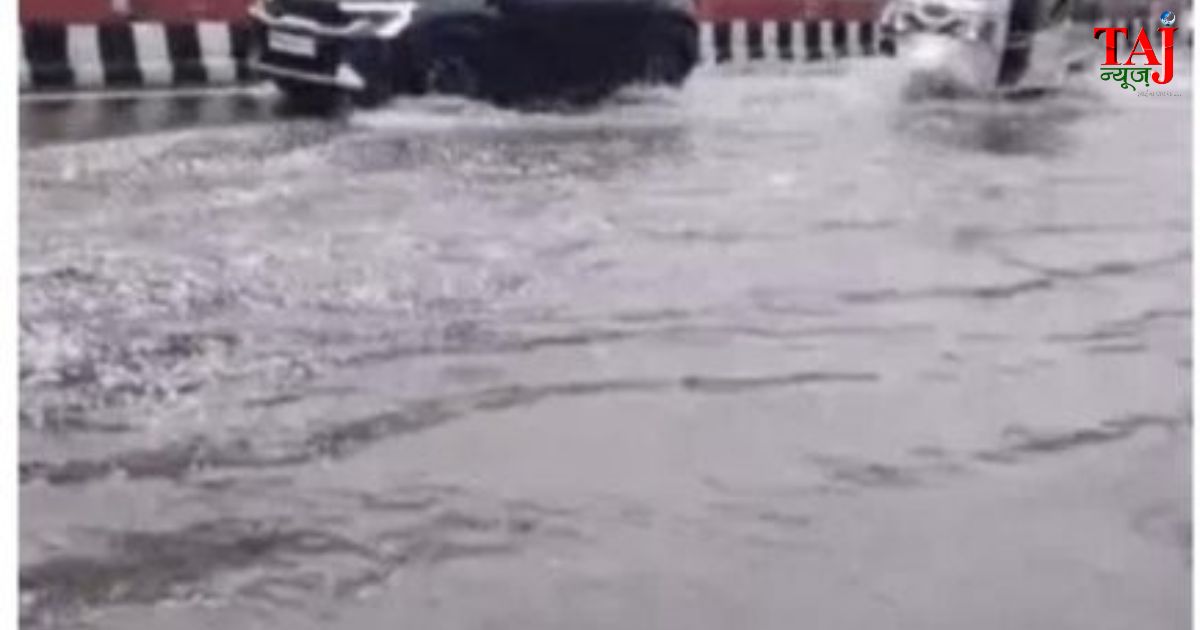 मानसून की पहली भारी बारिश के कारण जलमग्न हुई शहर की मुख्य सड़क और फंसे वाहनों